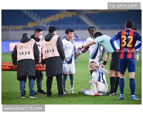 时代中国广州队迎战青岛队全力争胜展现足球激情与团队精神