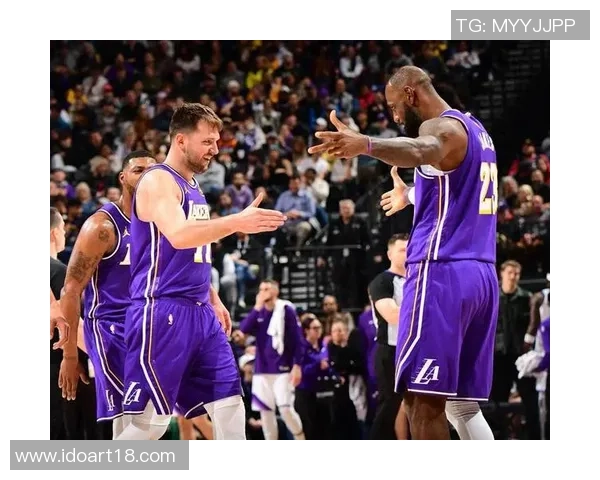 热火与湖人巅峰对决NBA经典赛事再掀高潮球迷热情高涨